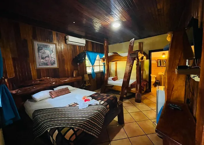 Hotel La Isla Inn